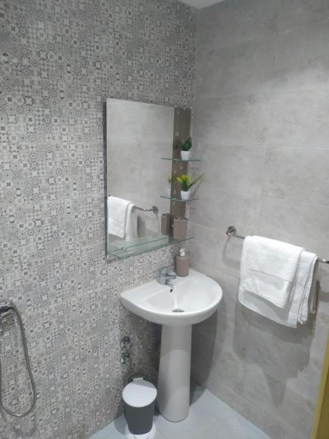 Appartement à alliance mehdia 2 juste pour couple marié on n'accepte pas les voyageurs célibataires ou les groupes d amis Kenitra Exterior foto